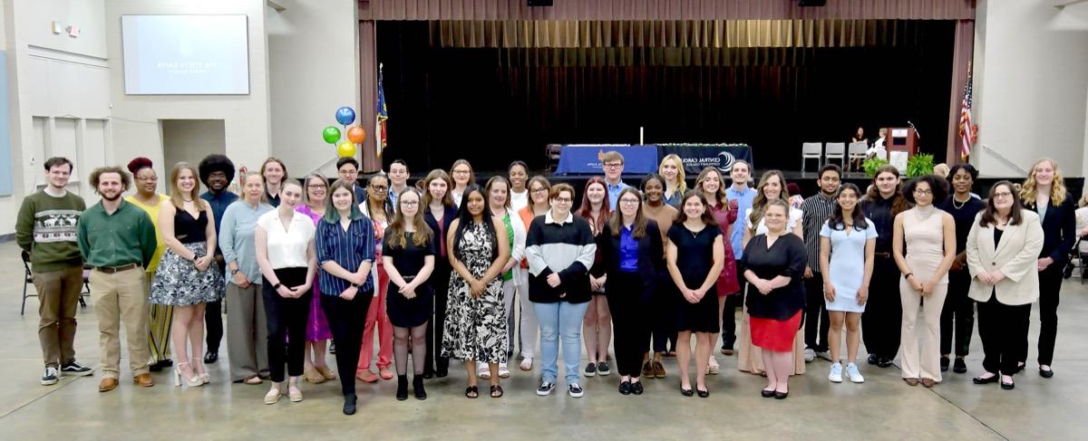 推荐正规买球平台's Phi Theta Kappa holds induction ceremony